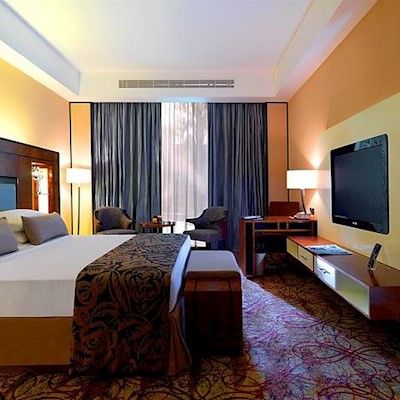 Отель Millennium Airport 4*